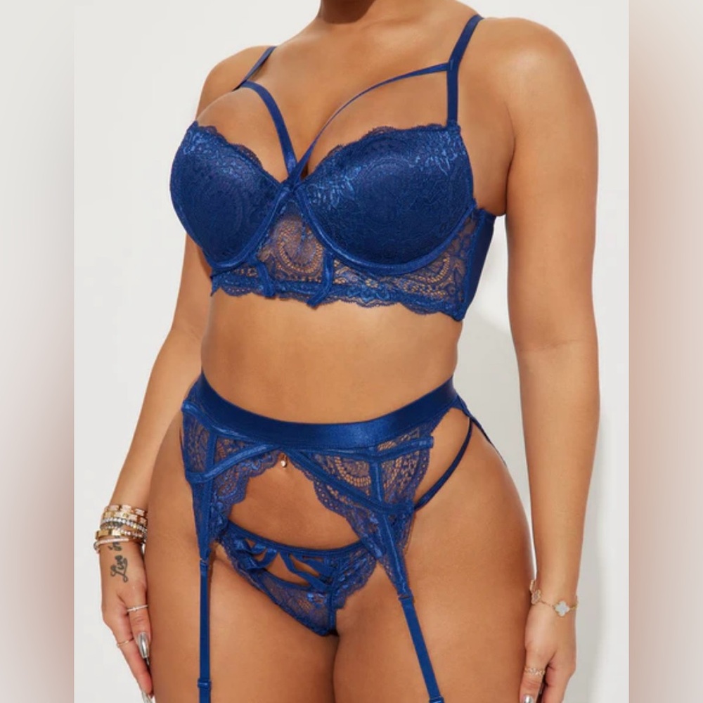 3 piece Lace garter set Blue Size L NWT